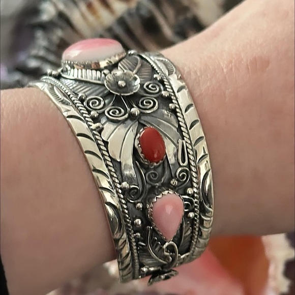 Pink conch mediterranean coral southwestern Sterling silver cuff - Picture 4 of 16